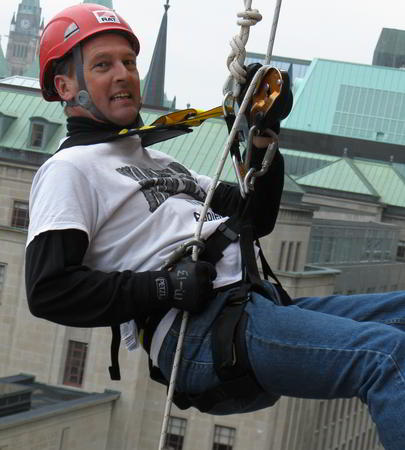 Nick Appleby à un événement de charité de Zone de Chute pour les Timbres de Pâques - www.thedropzone.ca